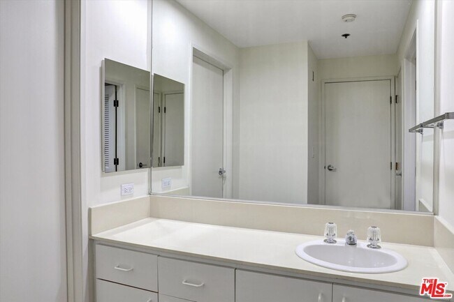 Building Photo - 10600 Wilshire Blvd