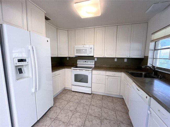 Building Photo - 6122 Brentwood Ave