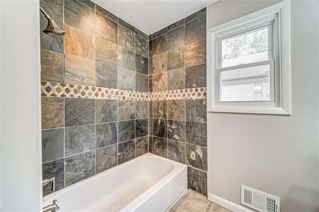 Building Photo - 2218 Woodfern Dr