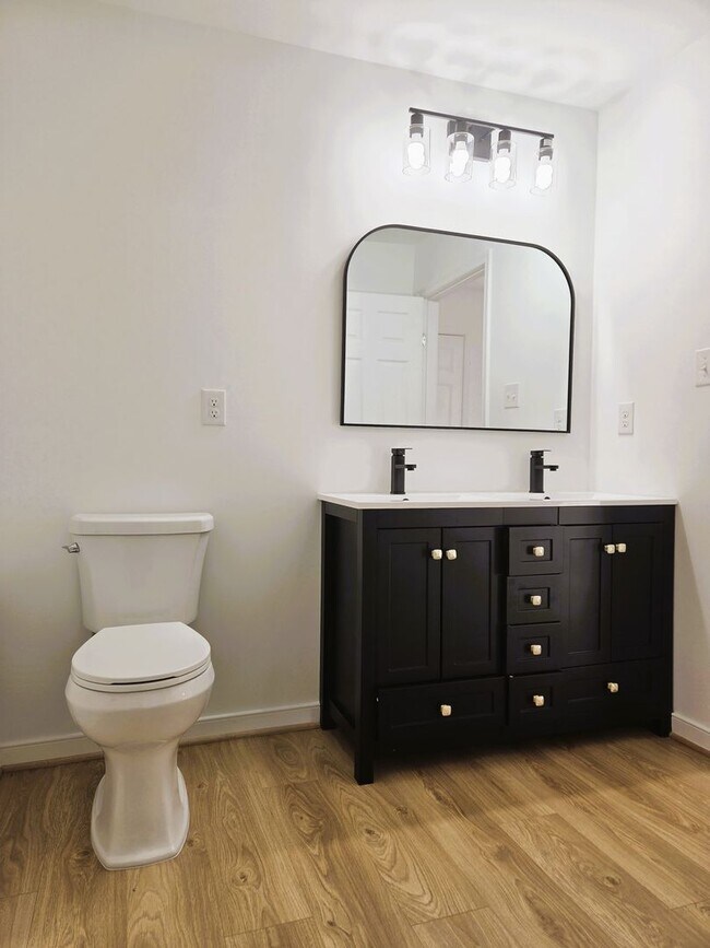 Building Photo - Large 3 story home located in Glenwood Park just minutes from downtown Richmond