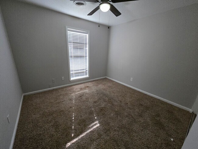 Building Photo - Living Room & Den in Dalraida