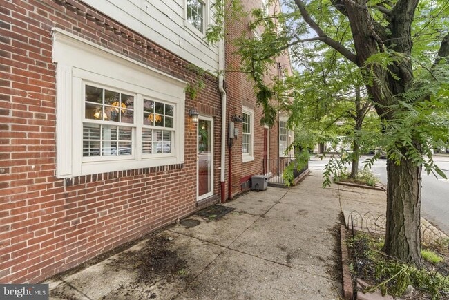 Building Photo - 858 S Front St