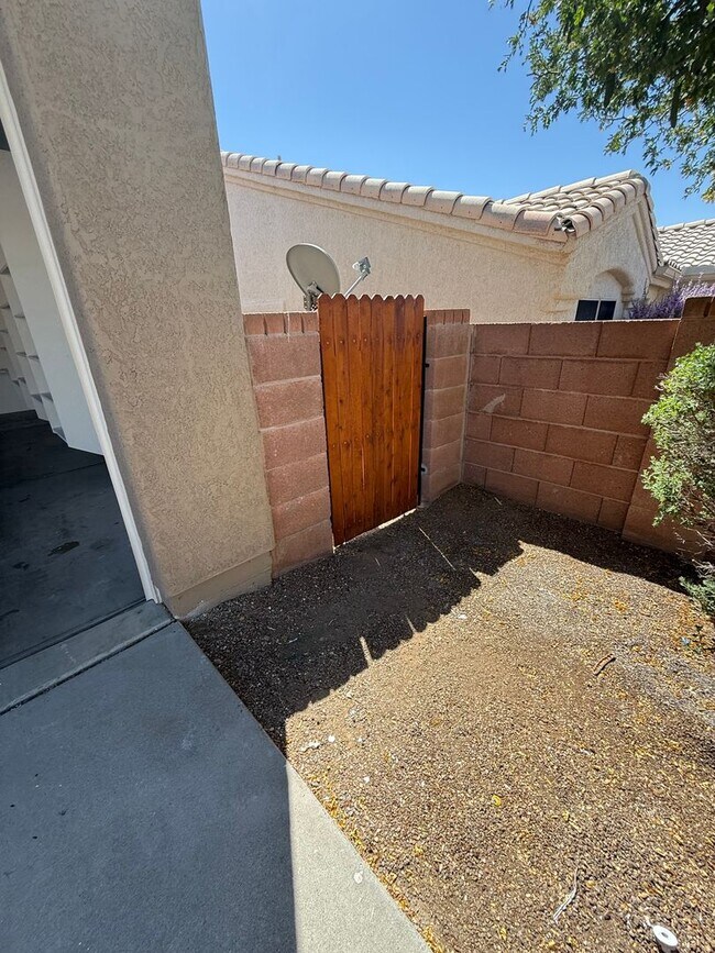 Building Photo - Oro Valley SFH in Gated Community