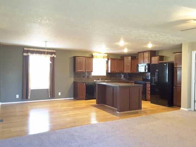 Building Photo - 3 Bedroom Single Family Home!