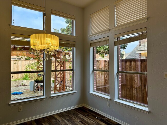 Building Photo - 928 Falcon Dr