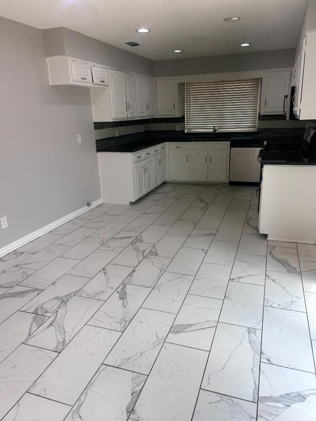 Building Photo - 1446-1448 Pinnacle Peak Dr