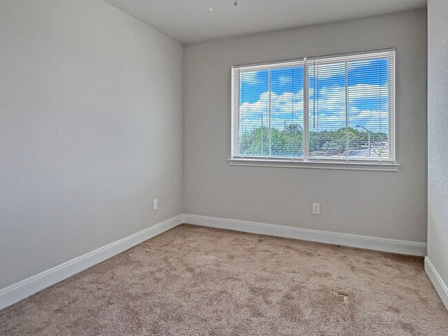 Building Photo - Charming Townhome Near I-35 & Randolph AFB