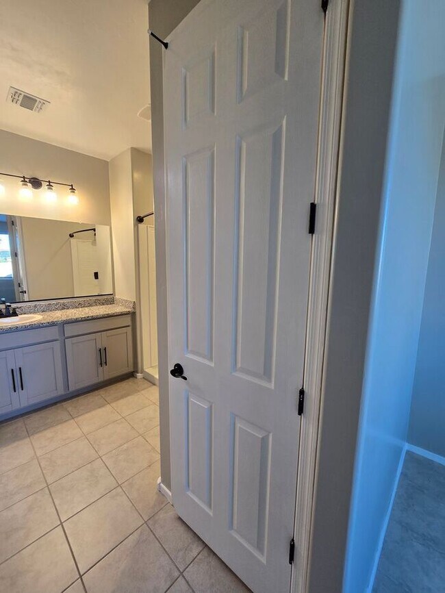 Building Photo - MOVE IN SPECIAL!! 3 Bedroom/ 2 Bath Red Rock Oasis