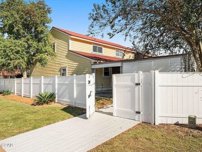 Building Photo - 4036 Woodridge Rd