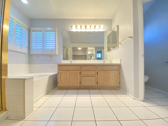 Building Photo - FANTASTIC SINGLE-FAMILY HOUSE WITH 4 BEDROOMS