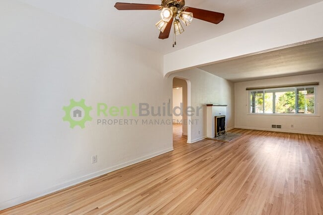 Building Photo - 3822 La Hacienda Dr NE