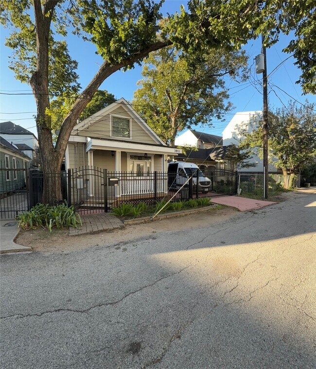 Building Photo - 3911 Barnes St