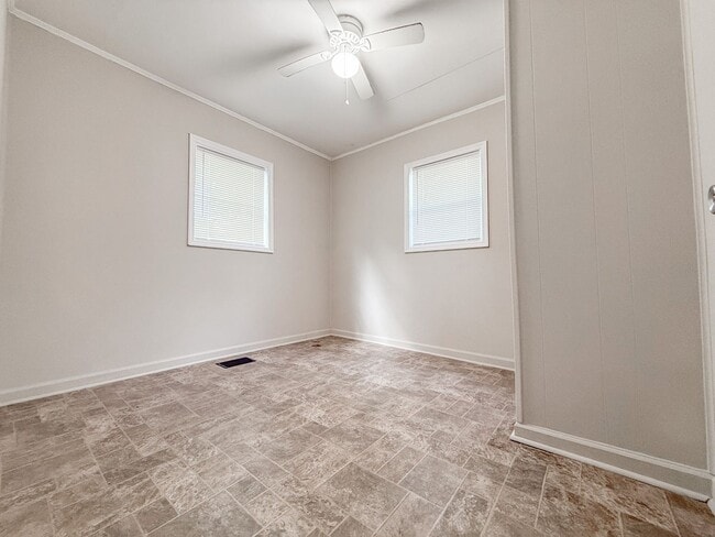 Building Photo - 3 Bed 1 Bath Single-Family Home - Big Yard!