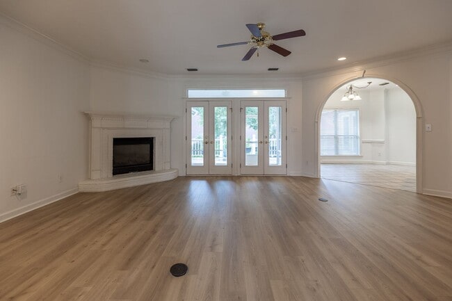 Building Photo - 212 North Cir