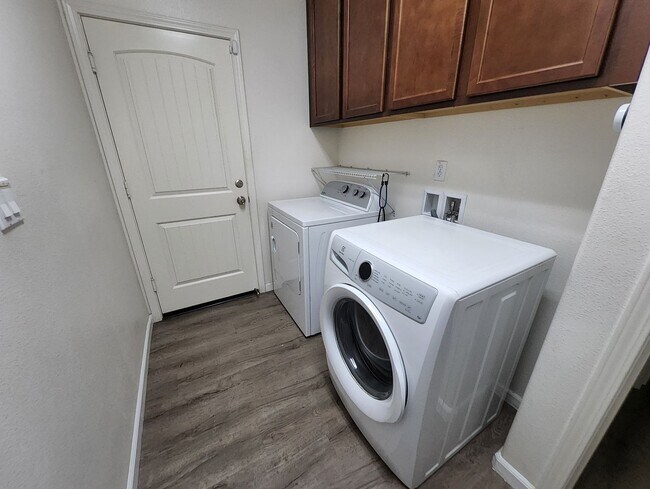 Building Photo - 5815 Pearl Ridge Dr