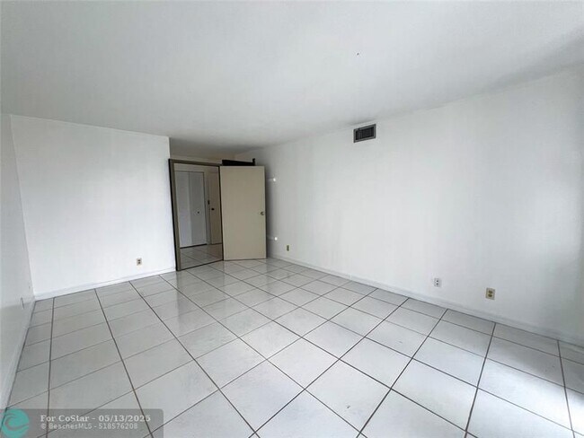 Building Photo - 800 Parkview Dr