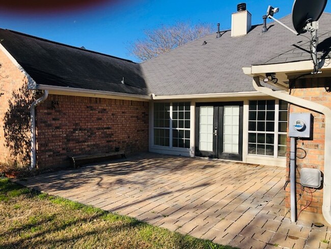 Building Photo - ACADIANA PLACE-GORGEOUS HOME-SOUTHEAST SHR...