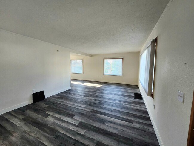 Building Photo - Pet Friendly Richland Duplex!