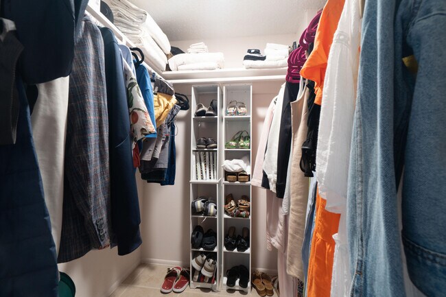 Building Photo - 3200 N Palm Aire Dr