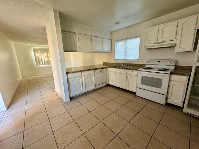 Building Photo - Single-story 1 bedroom unit available for ...