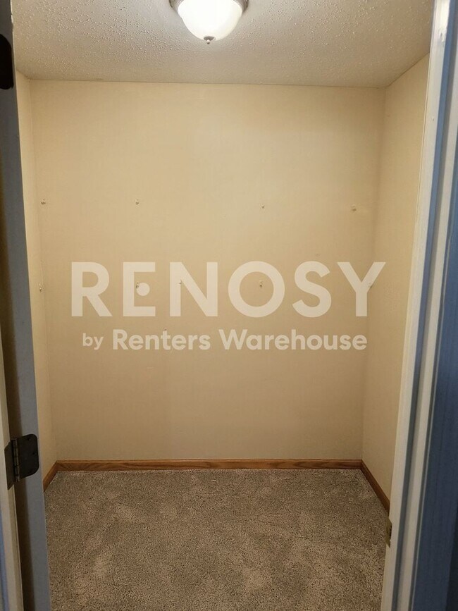 Building Photo - 4BD/3.5BA Townhome in Apple Valley Available Now!