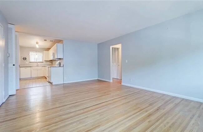 Building Photo - 2434 East Ave