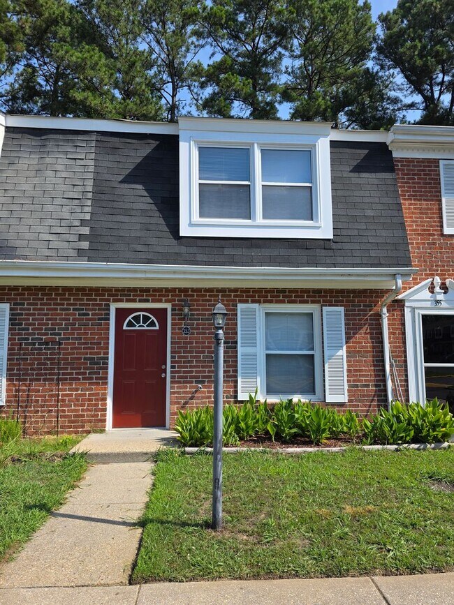 Building Photo - Move in Ready Townhouse l!