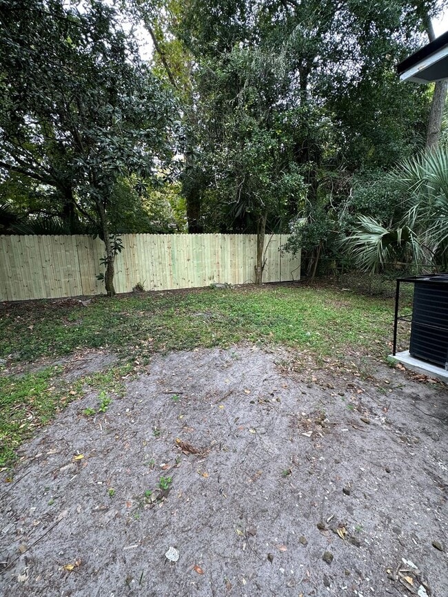 Building Photo - **Move in ready - 3/2 Renovated single family home