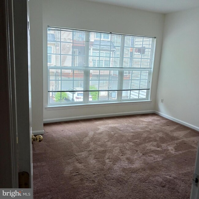 Building Photo - 2125 Hideaway Ct