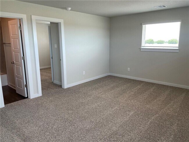 Building Photo - 609 Paddock Ln
