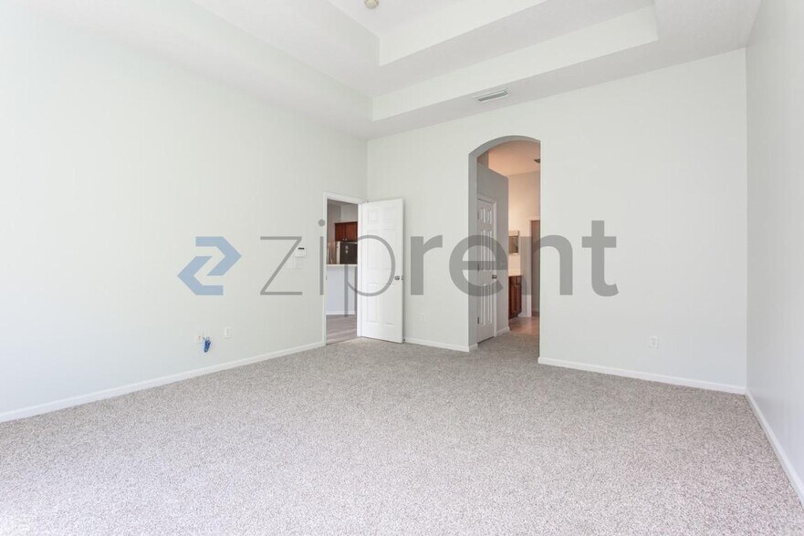 Building Photo - 168 Oak Common Ave