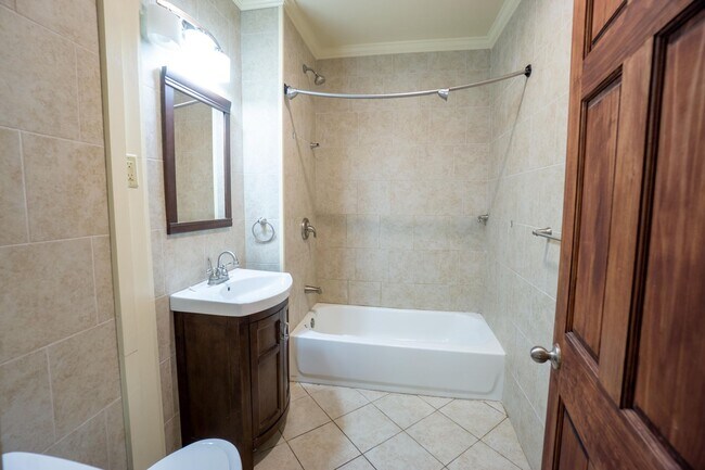 Building Photo - Spacious 5 Bed/2 Bath Single Family Home W...