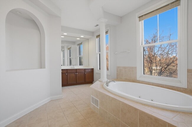 Building Photo - 1891 Admiral Ct