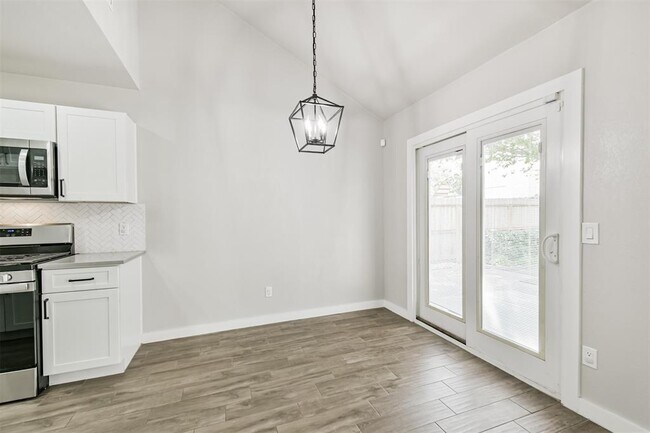 Building Photo - 10615 Prospect Hill Dr