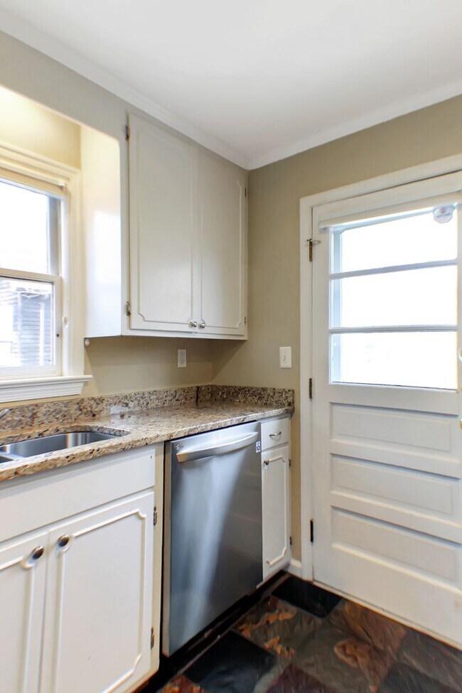 Building Photo - 4 Bedroom on 1 acre