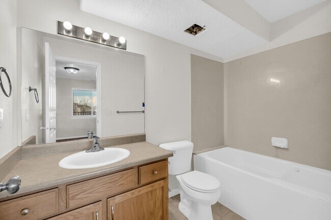 Building Photo - 3 Bedroom 2 Bathroom Condo in Eagle Mountain!