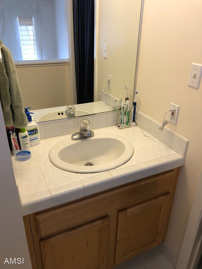 Building Photo - 2 br, 2 bath House - 75 Sheridan #101