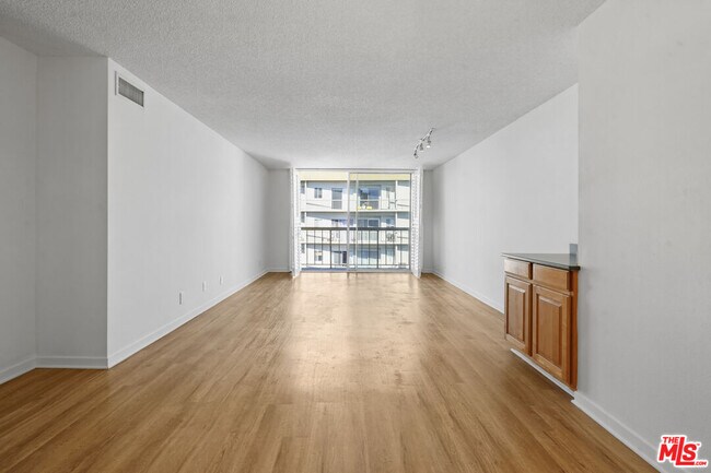 Building Photo - 10751 Wilshire Blvd