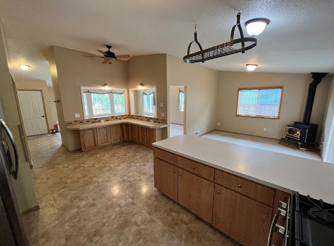 Building Photo - Spacious Westside 3-Bdrm + office & fenced yard!