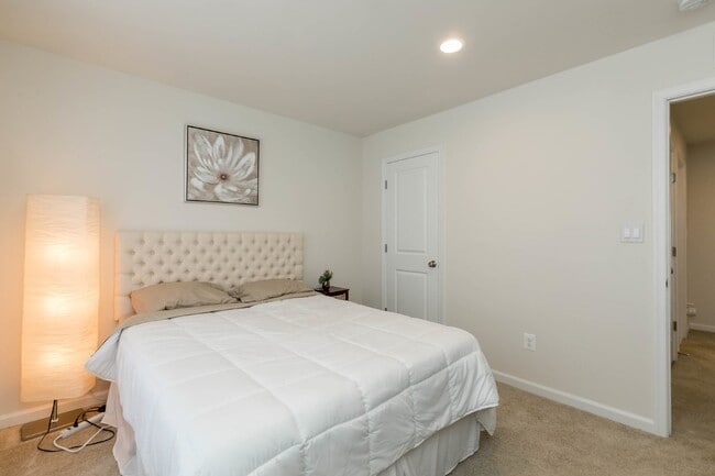 Building Photo - Luxurious 4-Bedroom Townhouse with 2 Car Garage in Manassas!