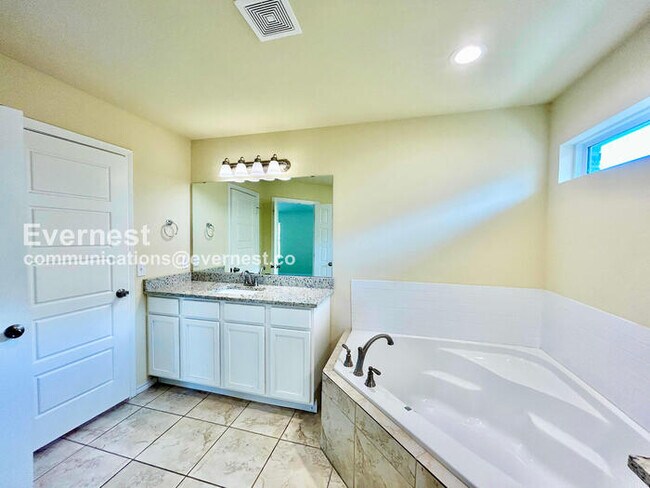 Building Photo - 1413 Avenue A