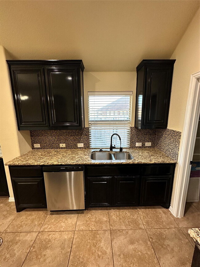Building Photo - Stunning 3 Bedroom Home in Holland Meadows