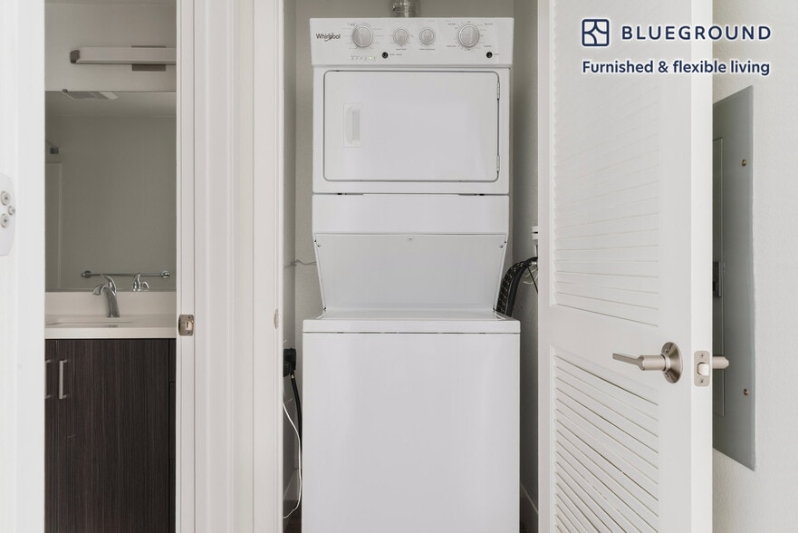 Building Photo - 3889 Artist Walk Common