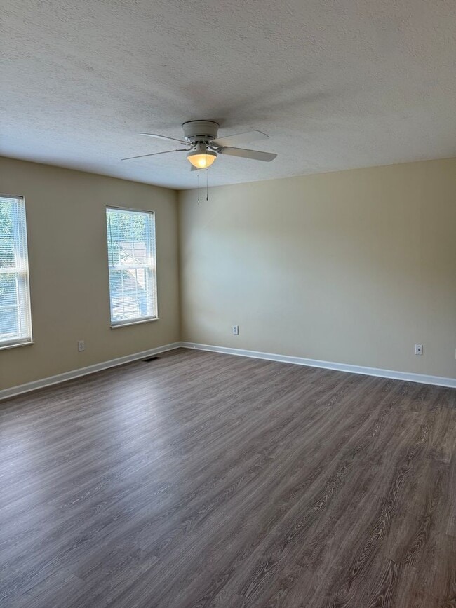 Building Photo - Updated 4 Bedroom 2.5 Bath house in conven...