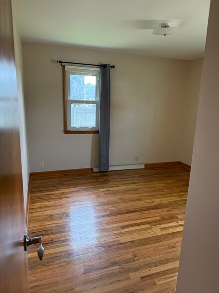 Bedroom 3, main floor - 1403 Ruby Ave