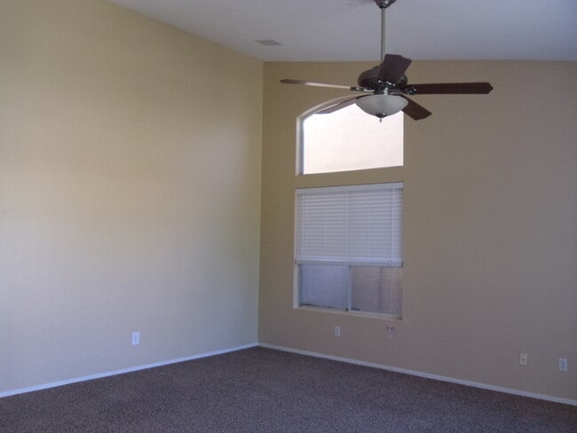 Building Photo - 3 bed 2 bath single level house in core Ch...