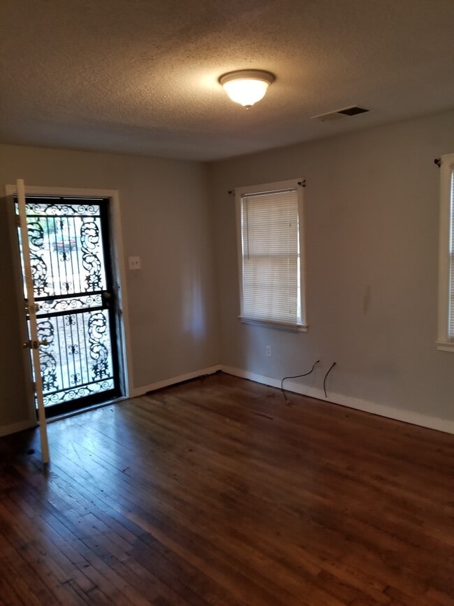 Building Photo - 4 Success is now offering this spacious 2 bedroom home.