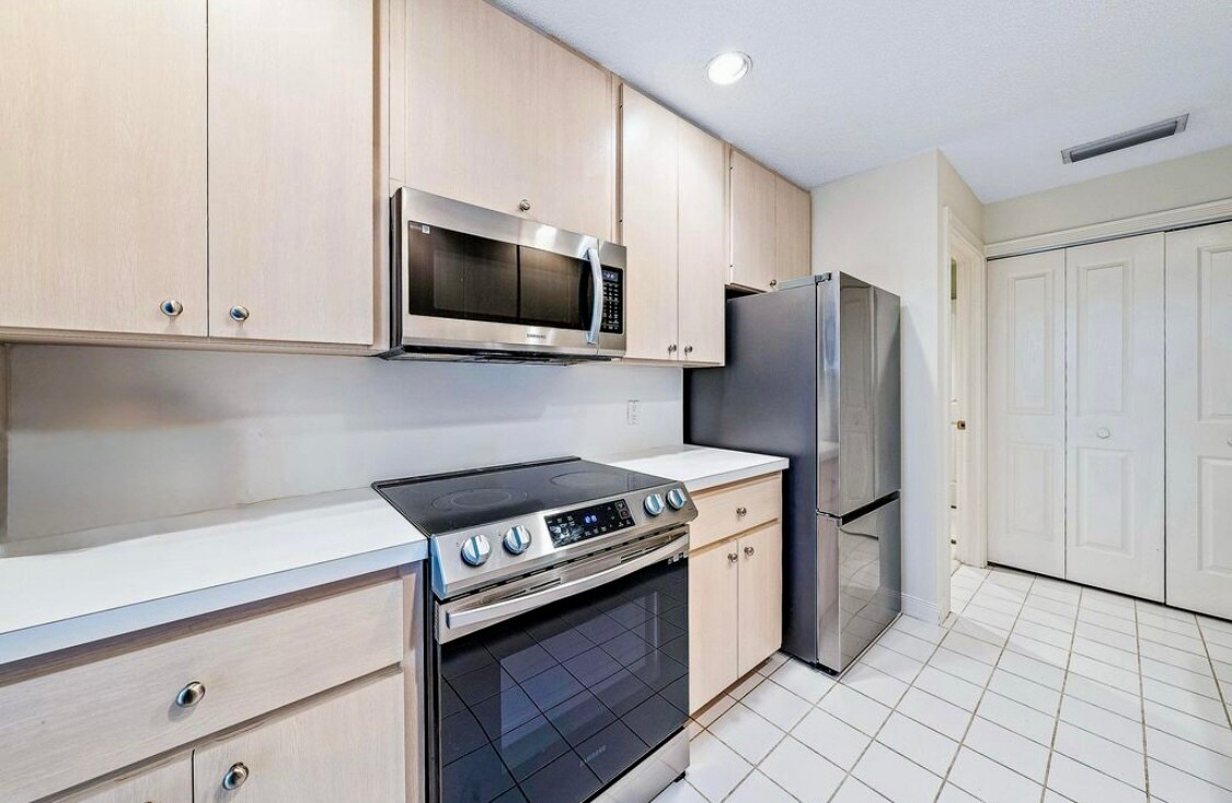 Building Photo - 5302 Red Oak Ct