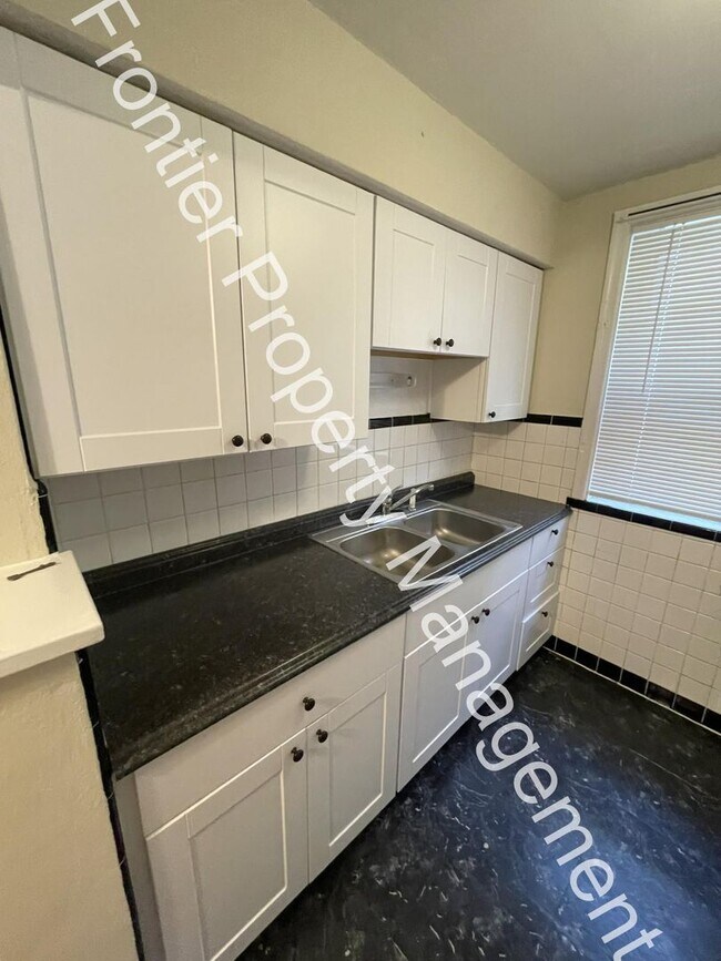 Building Photo - Charming 1-Bedroom Apartment