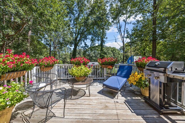 Building Photo - Gorgeous Mid-Century Modern Ranch in West Raleigh near NCSU and Lake Johnson - Fenced-in Backyard!